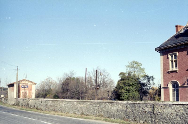 Bâtiment principal et pavillon.