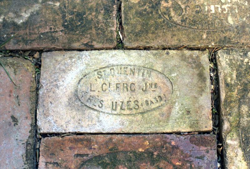 Brique marquée L. Clerc Jeune Saint Quentin près Uzès.