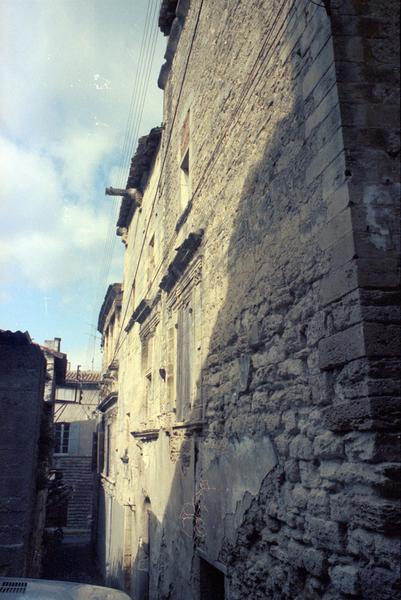 Façade principale, vue du nord vers la mairie située sur la Grand'rue.