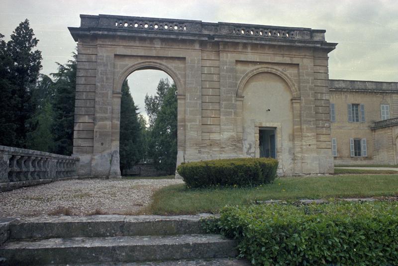 Retour du mur sud de la cour d'honneur ouvrant sur le parc.