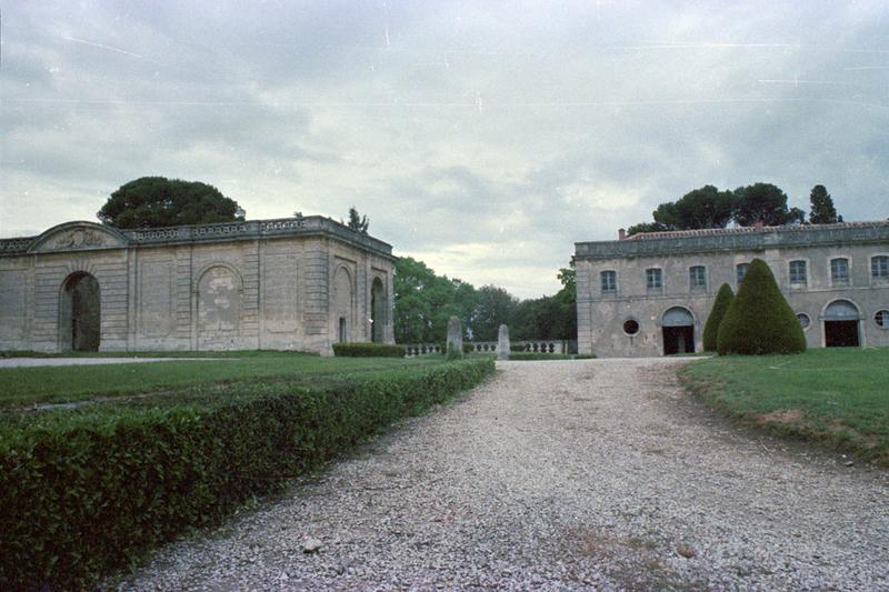 Mur sud de la cour d'honneur et communs.