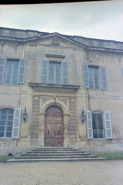 Façade sur cour d'honneur, entrée.