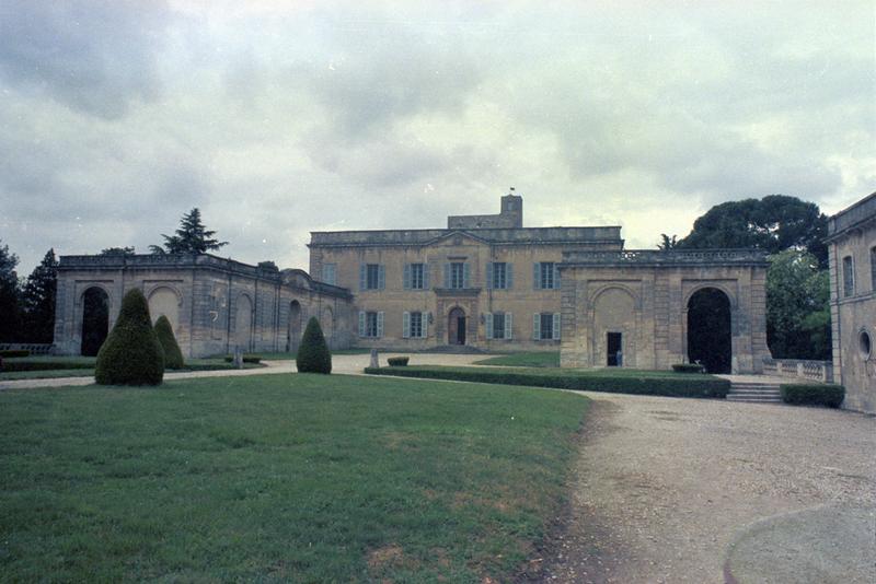 Vue générale de la cour d'honneur, côté est.