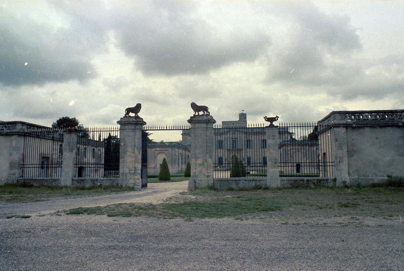 Entrée du domaine, portail, communs et cour d'honneur.