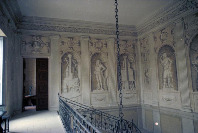 Vue intérieure : cage d'escalier, décor peint.