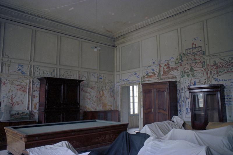 Aile nord : salle décorée par les F.F.I. (1946) avec représentation du château.