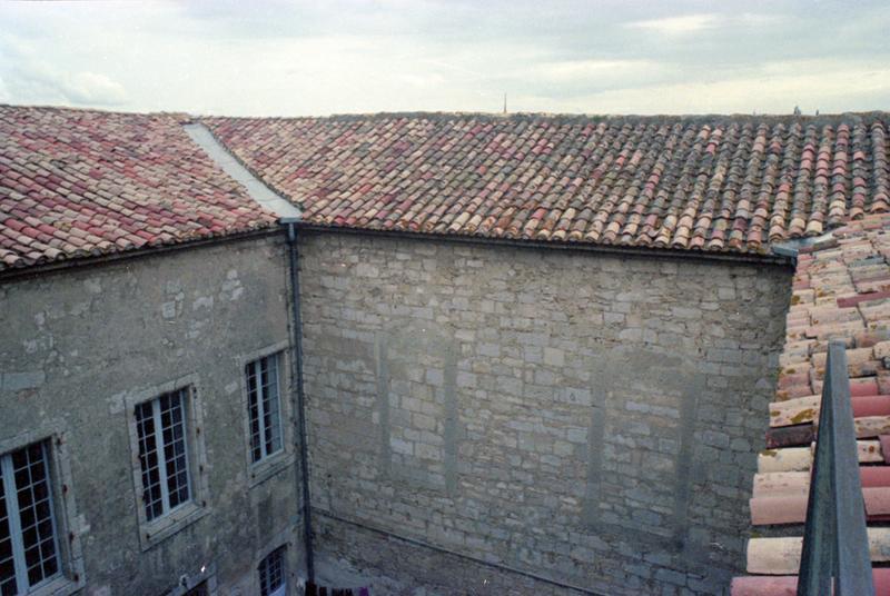 Cour intérieure, mur est avec baies fermées car mur de la cage d'escalier.