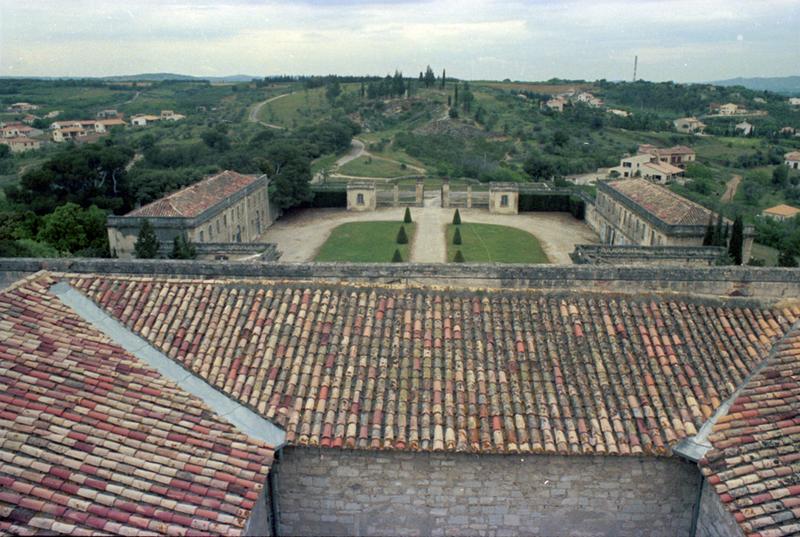 Vue du portail et de la grande cour depuis le toit.