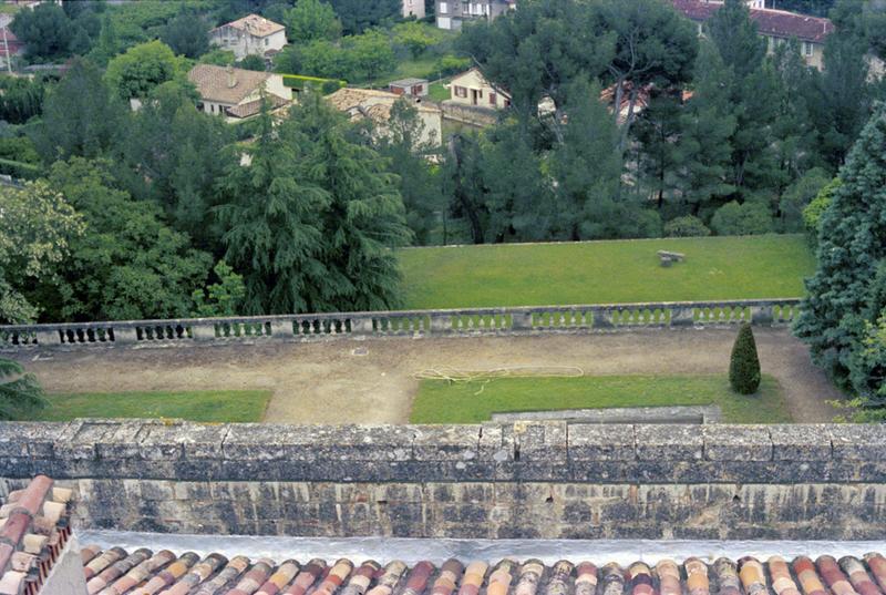 Jardin en terrasses, vue depuis le toit vers le sud.