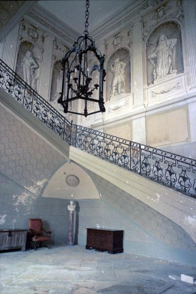 Vue intérieure : escalier, décor peint.