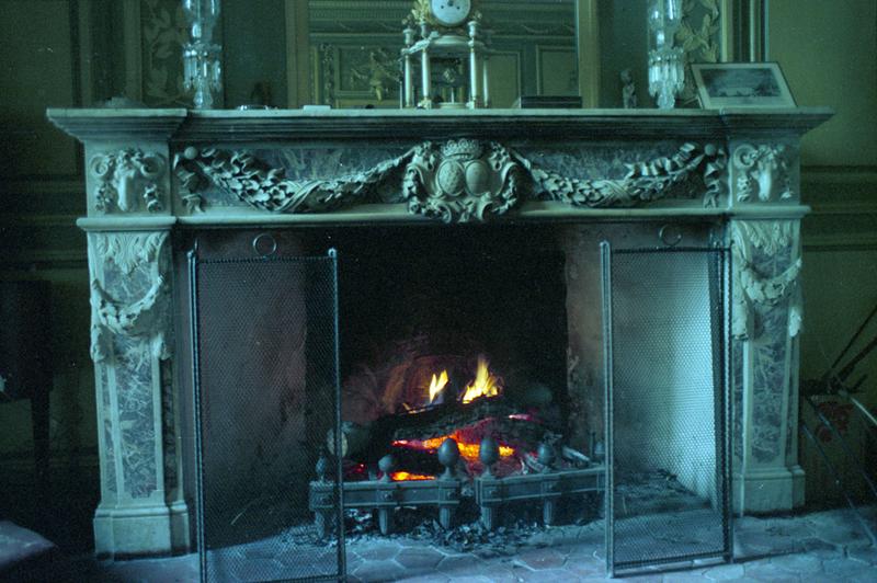 Vue intérieure, aile sud, rez-de-chaussée : cheminée.