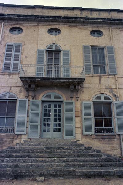 Façade ouest (côté village) : travée centrale et perron.