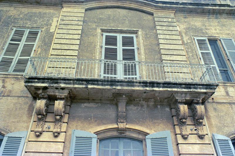 Façade sud sur jardin, balcon central.