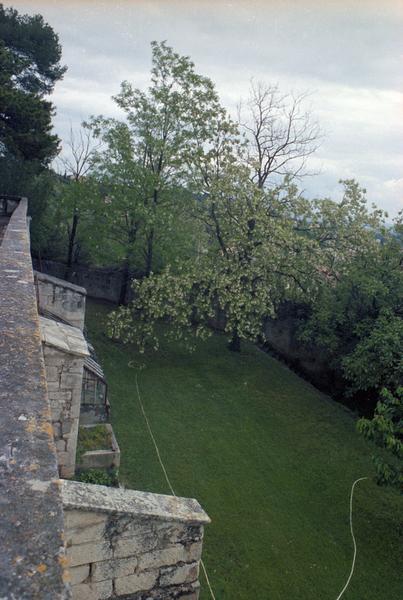 Terrasses du jardin, mur de soutènement et contreforts.