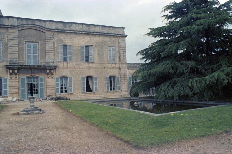 Façade sur jardin et bassin.