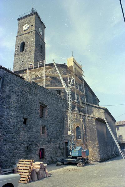 Eglise en cours de restauration, façade nord.