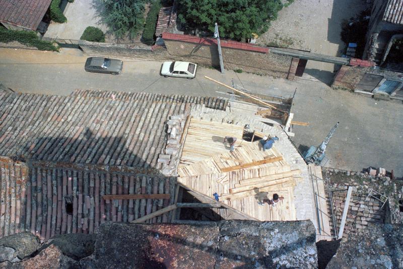 Eglise, toiture en cours de restauration.