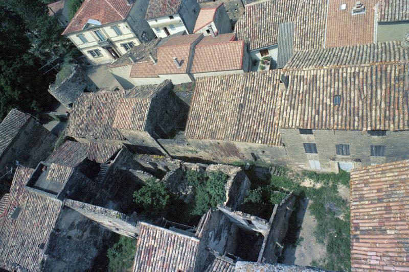 Toitures des maisons et tour sud-ouest.