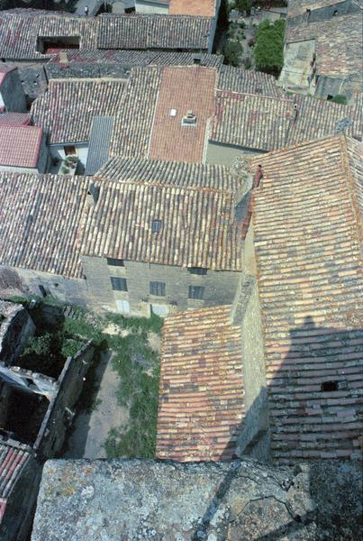 Toitures des maisons et de l'église.