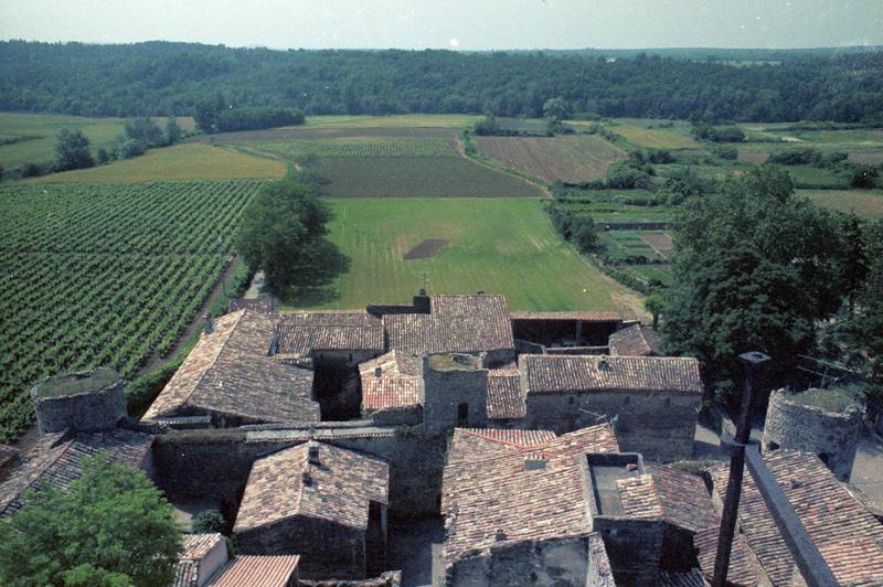 Toitures des maisons vers le sud, tours sud est et sud-ouest.