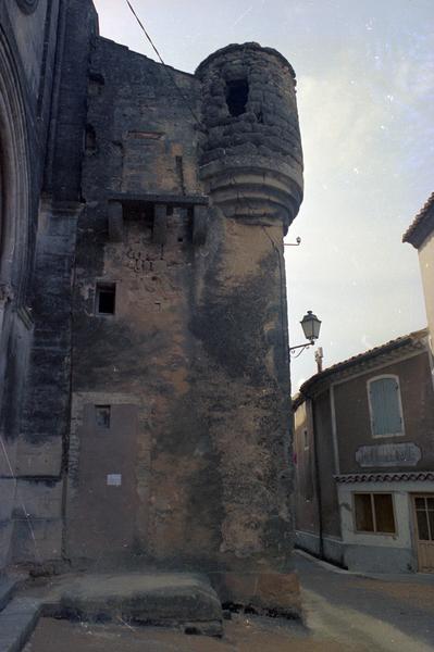 Façade nord de la parcelle 123 et façade de l'église.