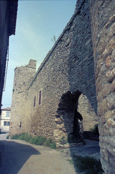 Façade sud du fort, vue vers la mairie, tour sud-ouest.