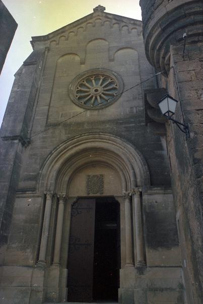 Eglise : façade, entrée.