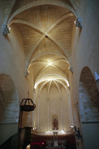 Eglise, vue intérieure vers le choeur.