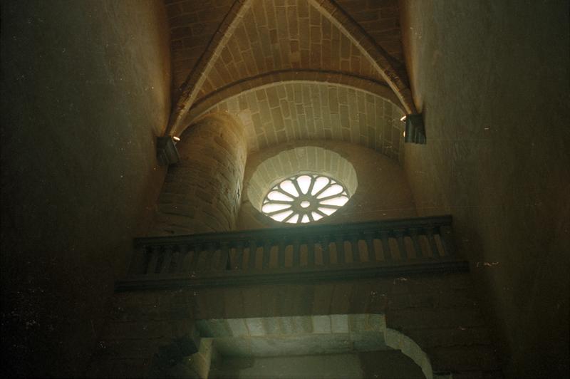 Eglise, vue intérieure : tribune et rosace ouest.