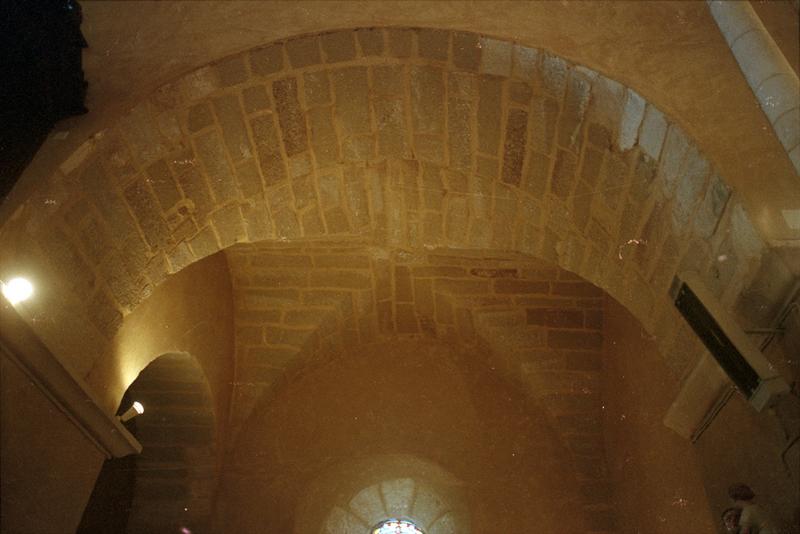 Eglise, vue intérieure : voûte de la chapelle latérale.