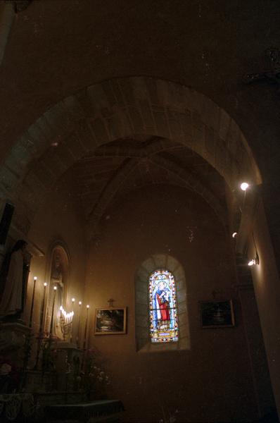 Eglise, vue intérieure : chapelle latérale.