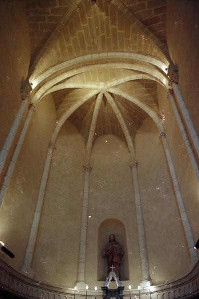 Eglise, vue intérieure : voûte du choeur.