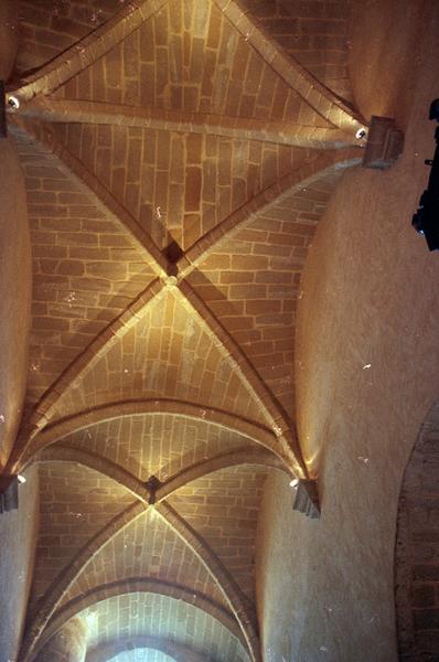 Eglise, vue intérieure : voûte de la nef.