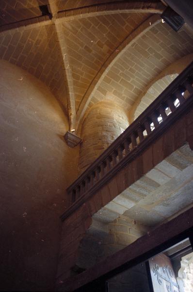 Eglise, vue intérieure : tribune.