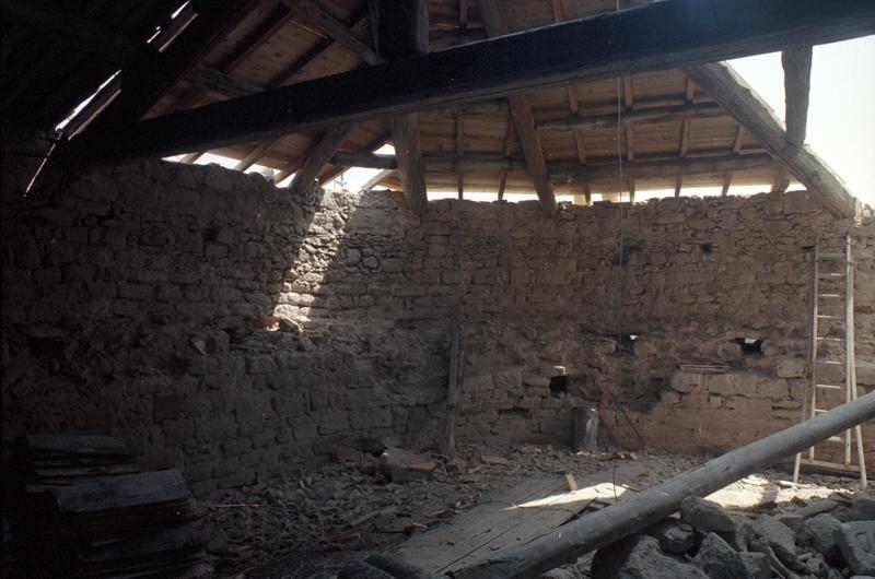 Eglise, vue intérieure en cours de restauration : charpente