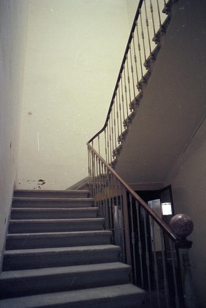 Vue intérieure : escalier.