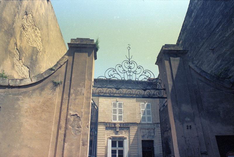 Portail d'entrée.