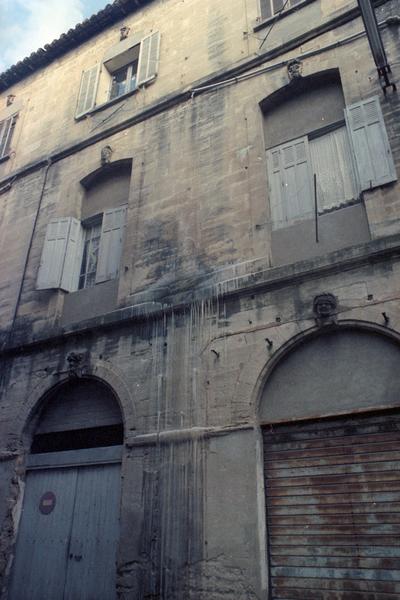 Vue partielle de la façade sur rue.