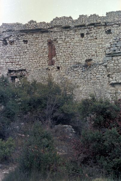 Mur intérieur nord du logis situé à l'ouest du porche.