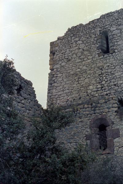 Angle sud-est de la chapelle avec la baie axiale en gres rouge.