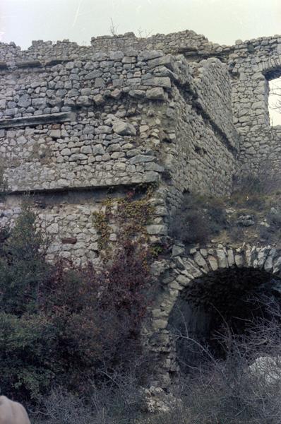 Logis situé à l'ouest du porche.