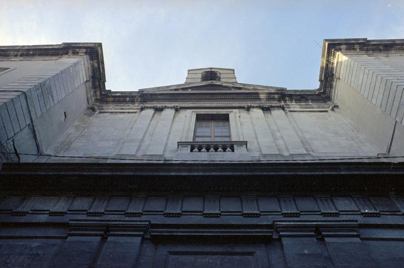 Façade, travée centrale.