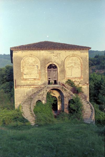 Façade avec escalier.