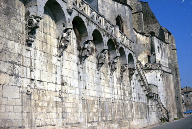 Escalier sur le Rhône, côté église paroissiale.