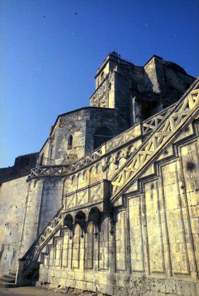 Façade côté Rhône, chevet et escalier.