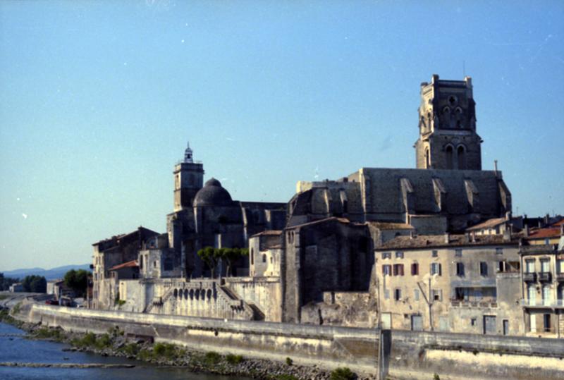 Vue d'ensemble côté Rhône : église Saint-Saturnin, escalier monumental et église Saint-Pierre au fond.