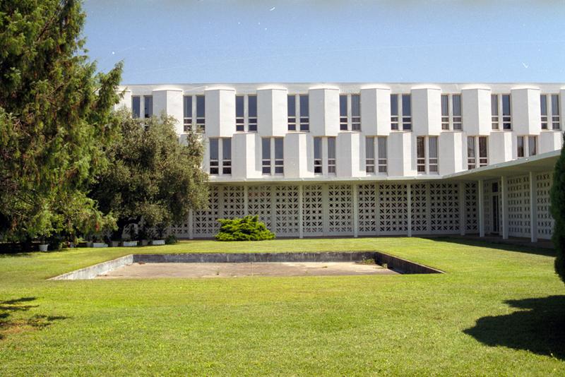 Vue générale du lycée construit par Joseph Massota en 1965.