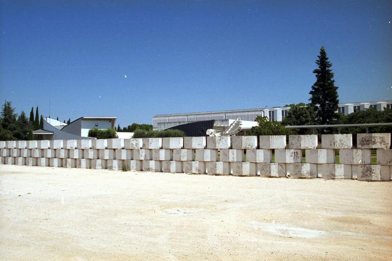 Mur de clôture fait de diabolos de béton : par Joseph Massota en 1965.