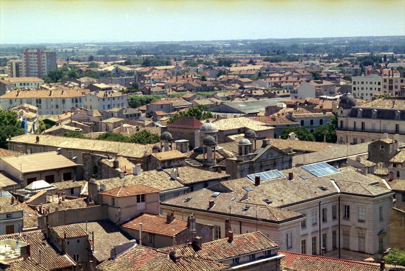 Vue éloignée depuis les toits sur la façade arrière de l'hôtel et la façade de la chapelle des Jésuites.