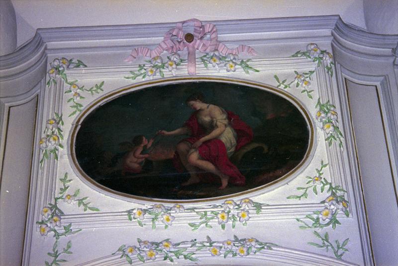 Vue intérieure : 1er étage, aile sud sur rue, décor de gypserie et dessus de porte peint, Vénus et Eros.